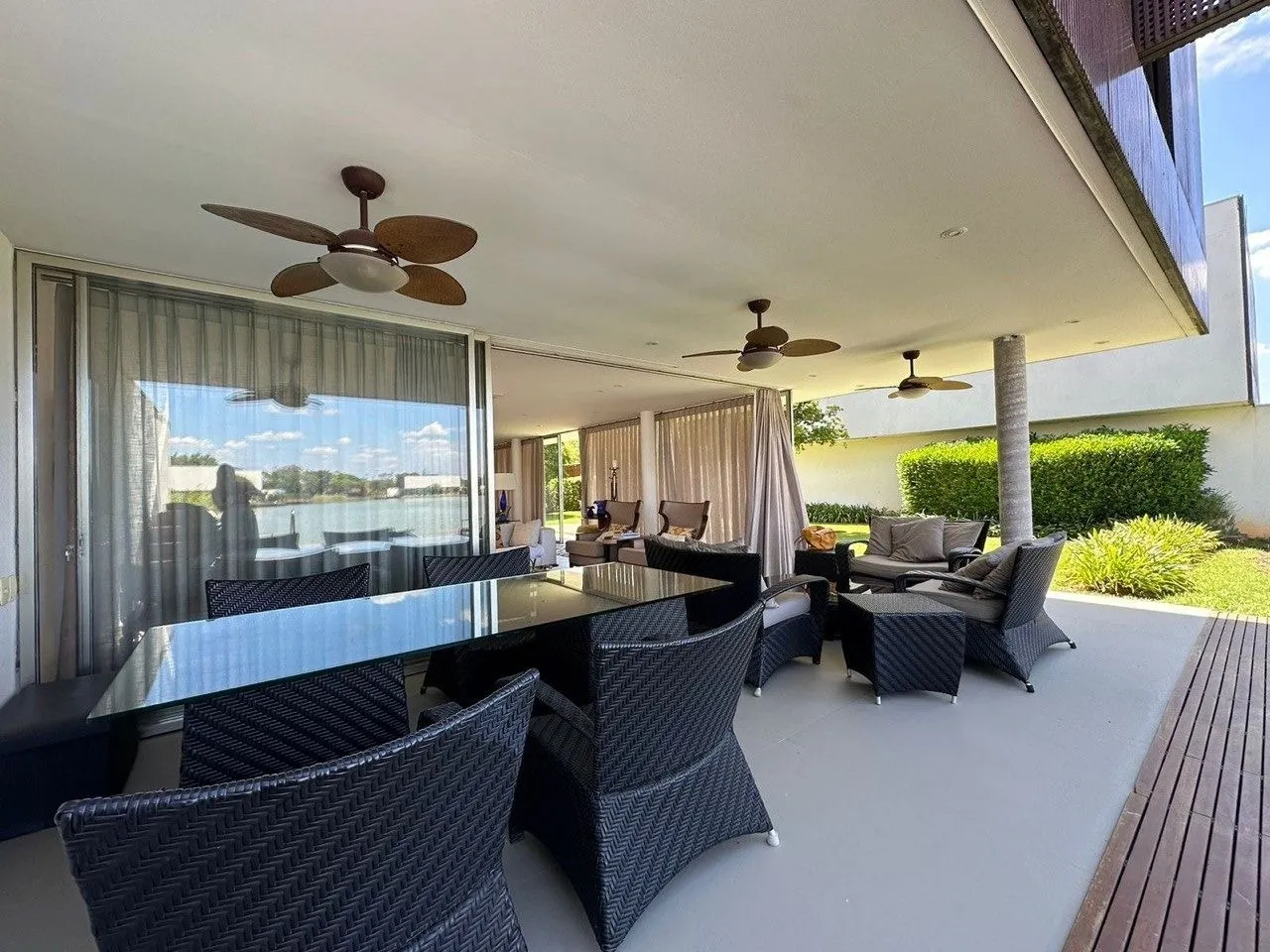 Imagem Venha conhecer essa incrível casa com 4 quartos, 4 suítes e 347,00 m2 de área construída.