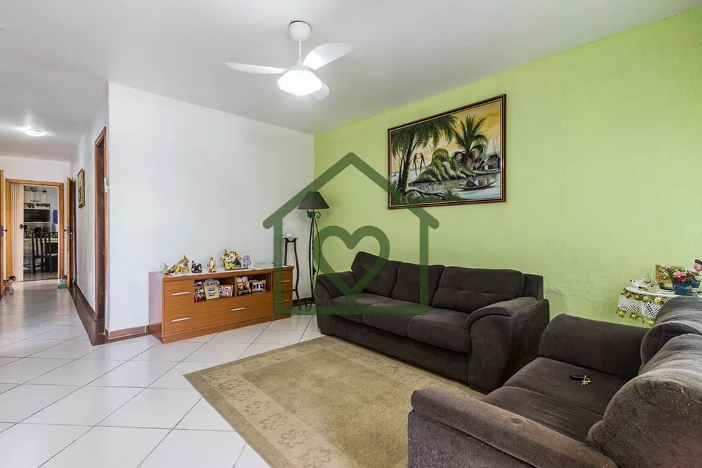 Imagem Descubra seu novo lar nesta encantadora casa localizada em Porto Alegre, situada na calma e segura R...