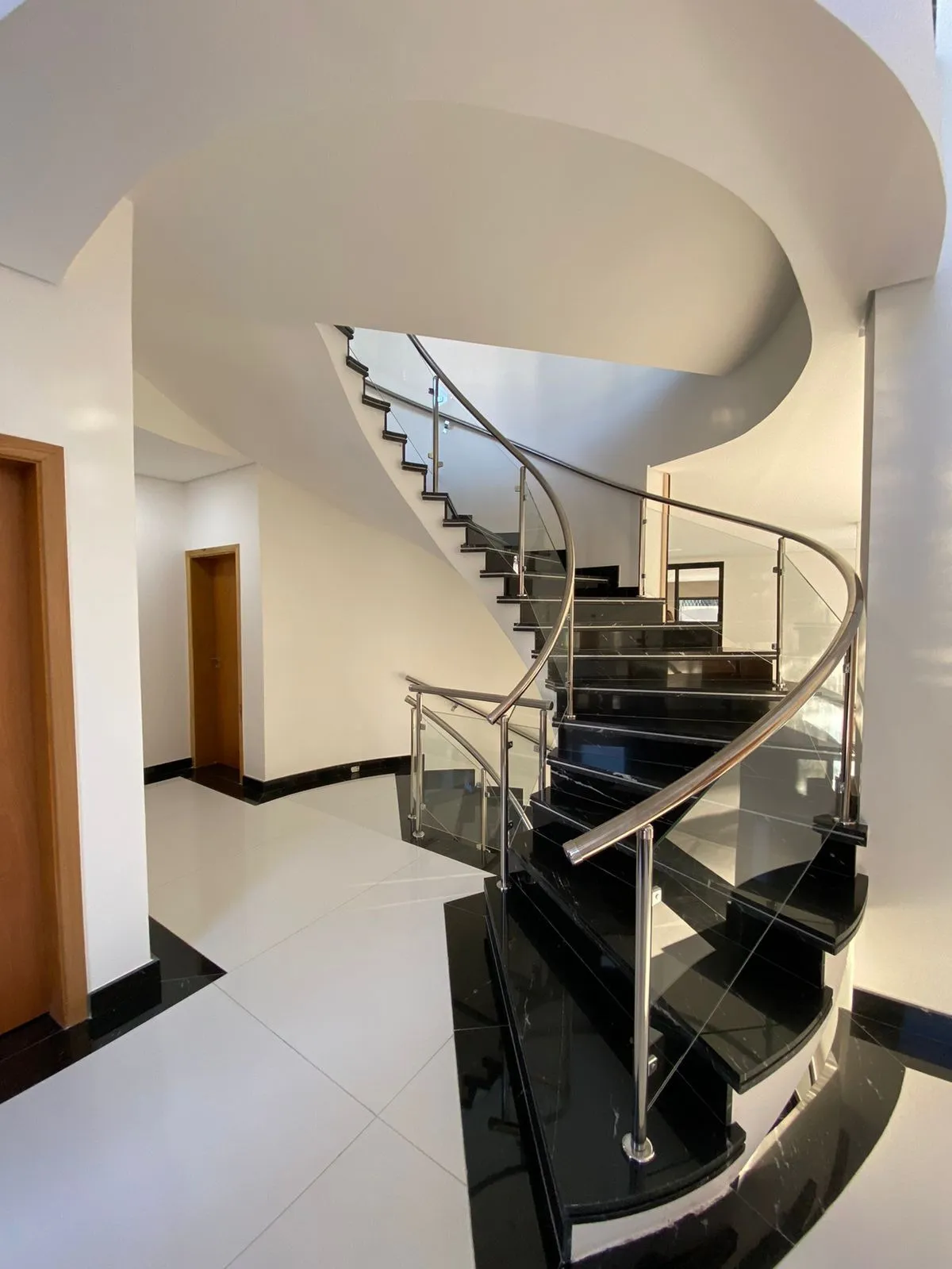 Imagem LINDA CASA NO RESIDENCIAL ALPHAVILLE TAMBORÉ 3 COM 750M²!!!