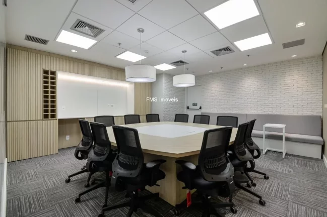 Imagem Conjunto Comercial mobiliado na Vila Olímpia - Locação! Espaço de 260m² e 6 vagas de garagem em São Paulo-SP.