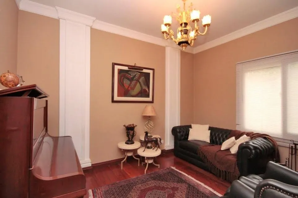 Imagem Casa sobrado, de alto padrão no Alphaville Residencial 8, com 6 suítes, 980m², piscina, elevador, área gourmet, academia, sauna, spa e 5 vagas.