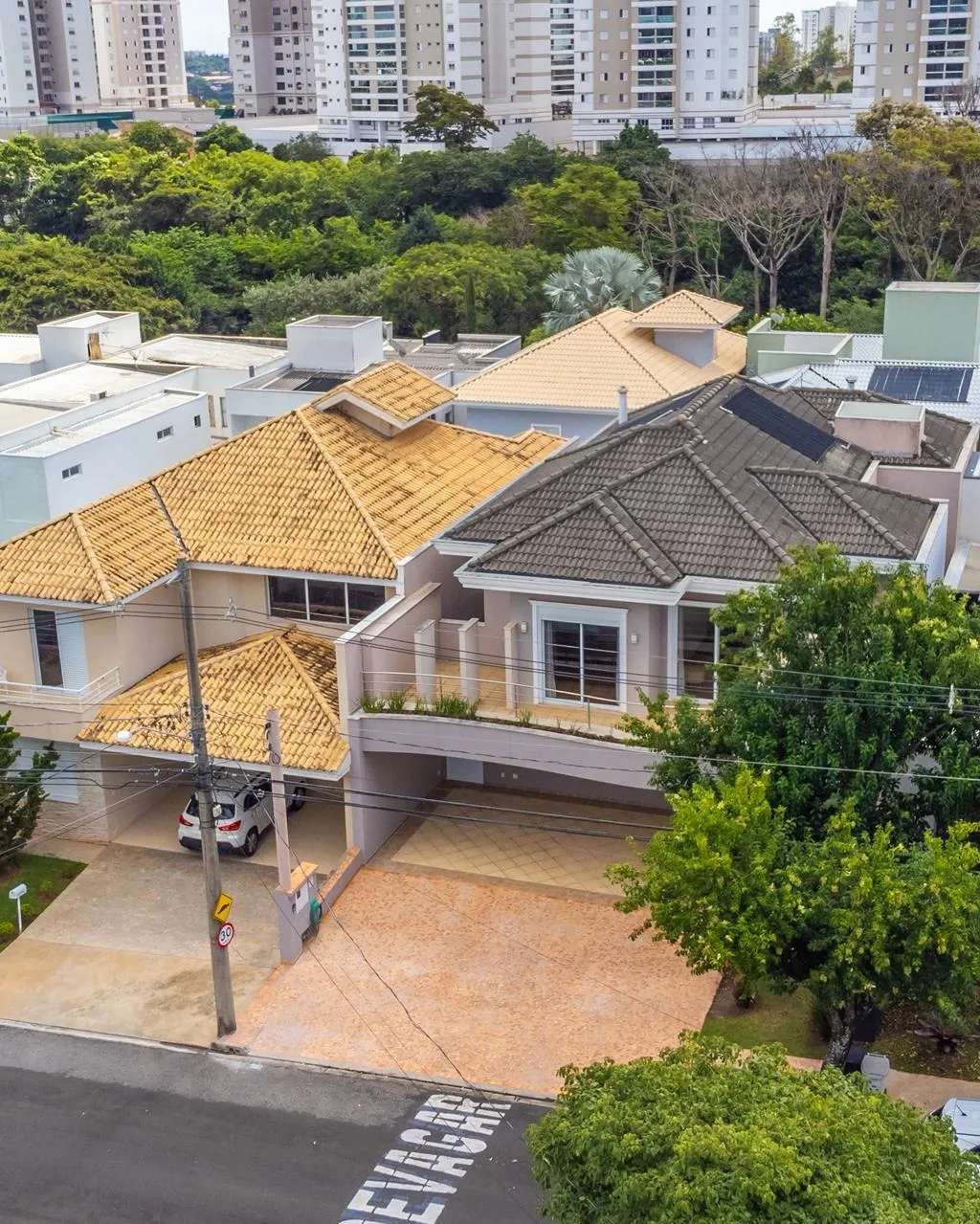 Imagem Sobrado com 3 suítes, piscina aquecida e suíte master de 60 m² no Sunset Condomínio Residencial