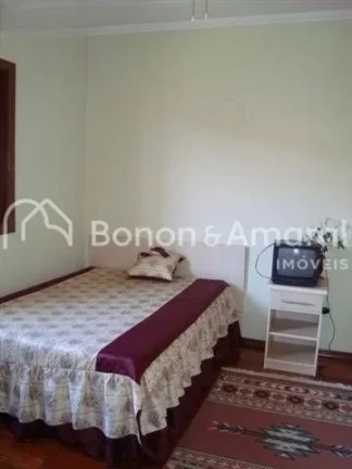 Imagem Espaçosa casa em condomínio com com 554 m² de área construída. A residência possui sala para 3...