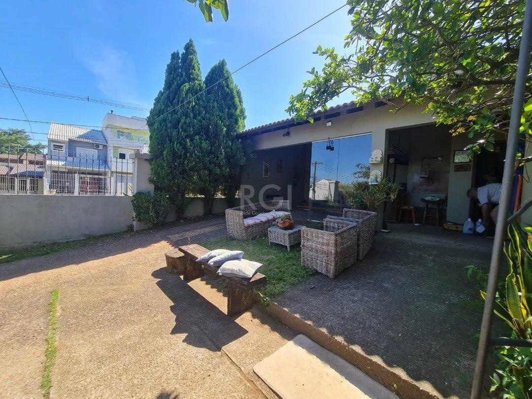 Imagem Casa em lindo terreno alto ao nível da rua medindo 10 × 32 onde consta uma residência térrea com 136m2 de área privativa,