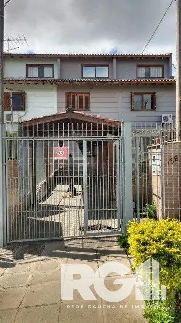 Imagem Casa residencial com 3 dormitórios 90m² privativos, e 2 vagas à venda no bairro Parque Santa Fé em Porto Alegre