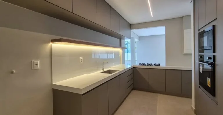 Imagem ÁTIMA ÁREA PRIVATIVA, REFORMADA COM 04 QUARTOS, 04 VAGAS NO SANTO ANTÔNIO!!