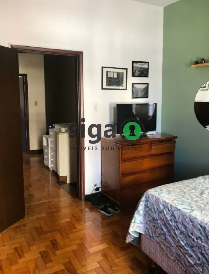Imagem Sobrado Espaçoso com 4 Dormitórios e 6 Vagas em Região Nobre