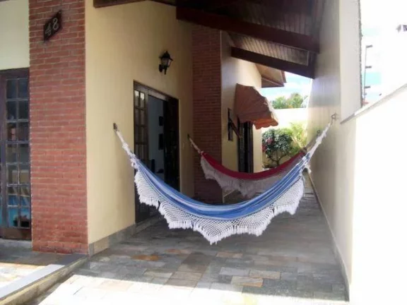 Imagem CASA COM PISCINA PERTINHO DA PRAIA