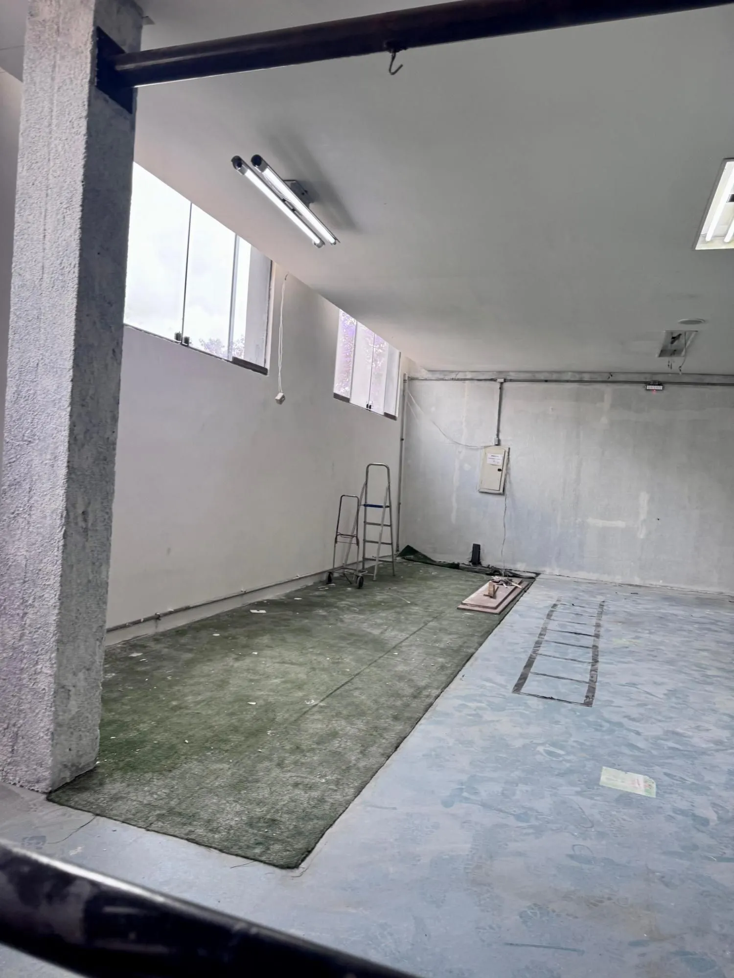 Imagem MÁFFER IMÓVEIS ALUGA PRÉDIO COMERCIAL - 850m² DE ÁREA PRIVATIVA Excelente localização, próximo à Av. Assis Brasil