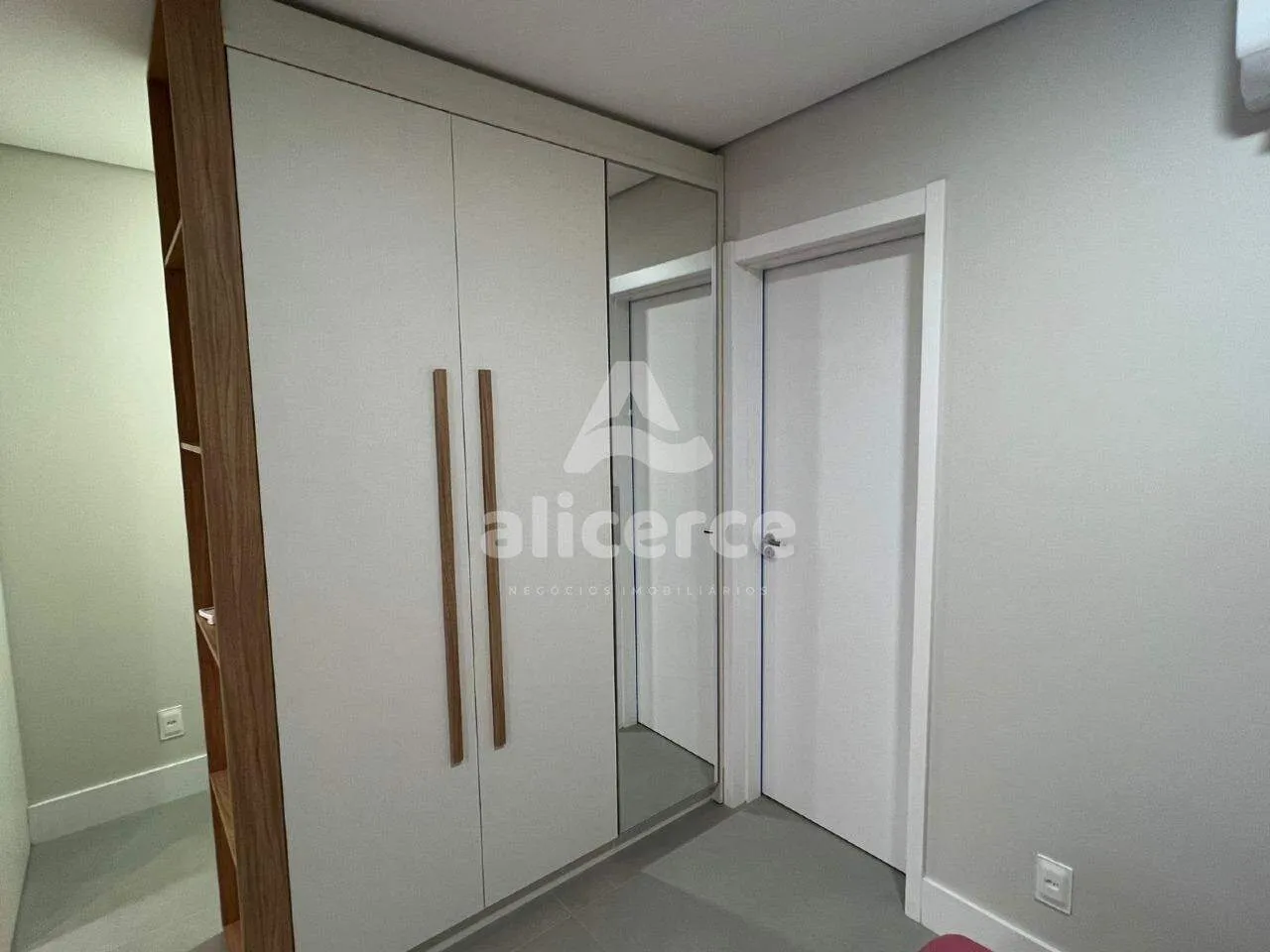 Imagem Studio Mobiliado com Churrasqueira e Garagem em Condomínio Completo no Campeche