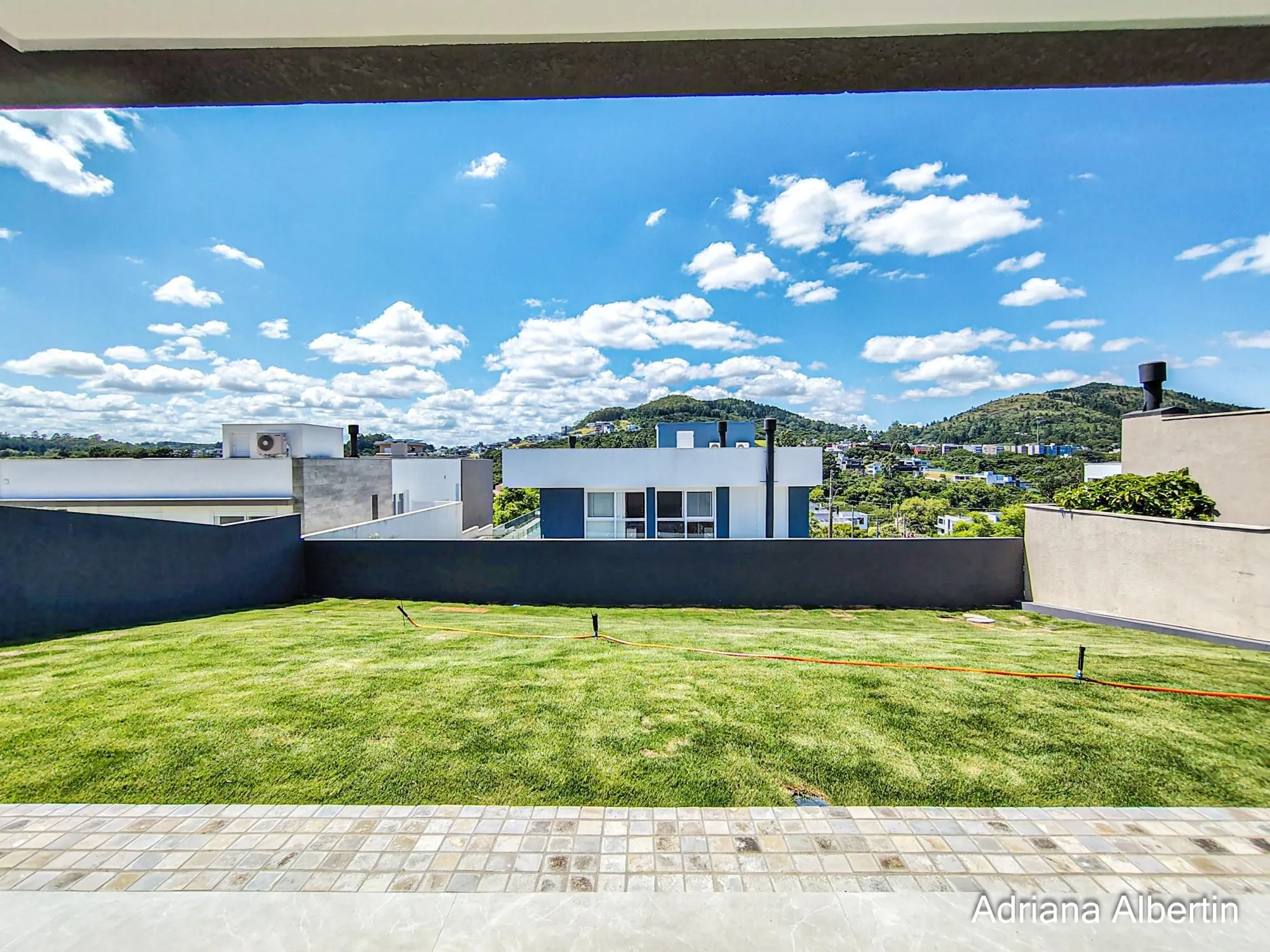 Imagem Casa em Alphaville com 3 suítes e pátio amplo