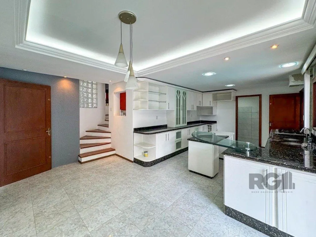 Imagem Com 4 suítes espaçosas, incluindo uma master com closet,