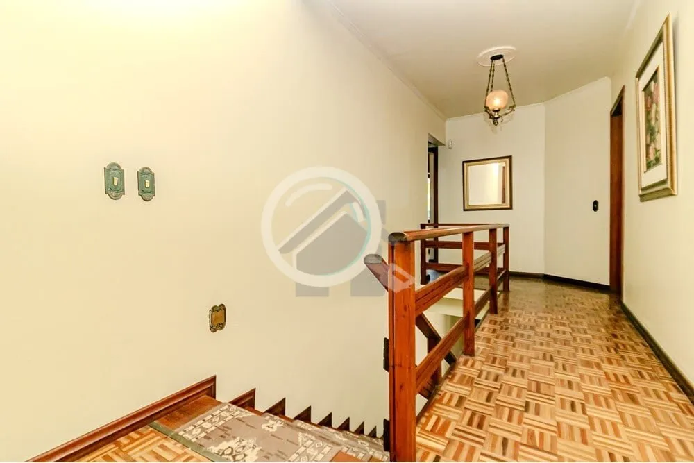 Imagem Casa com 243m2, desocupada, no bairro Menino Deus, 3 dormitórios (3 suítes), sacada, living, cozin...