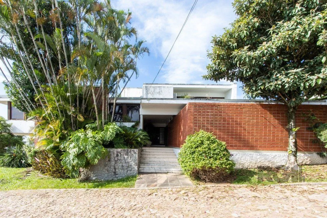 Imagem Casa com 724 m² privativos, 4 dormitórios sendo 4 suítes, 6 vagas sendo 3 cobertas