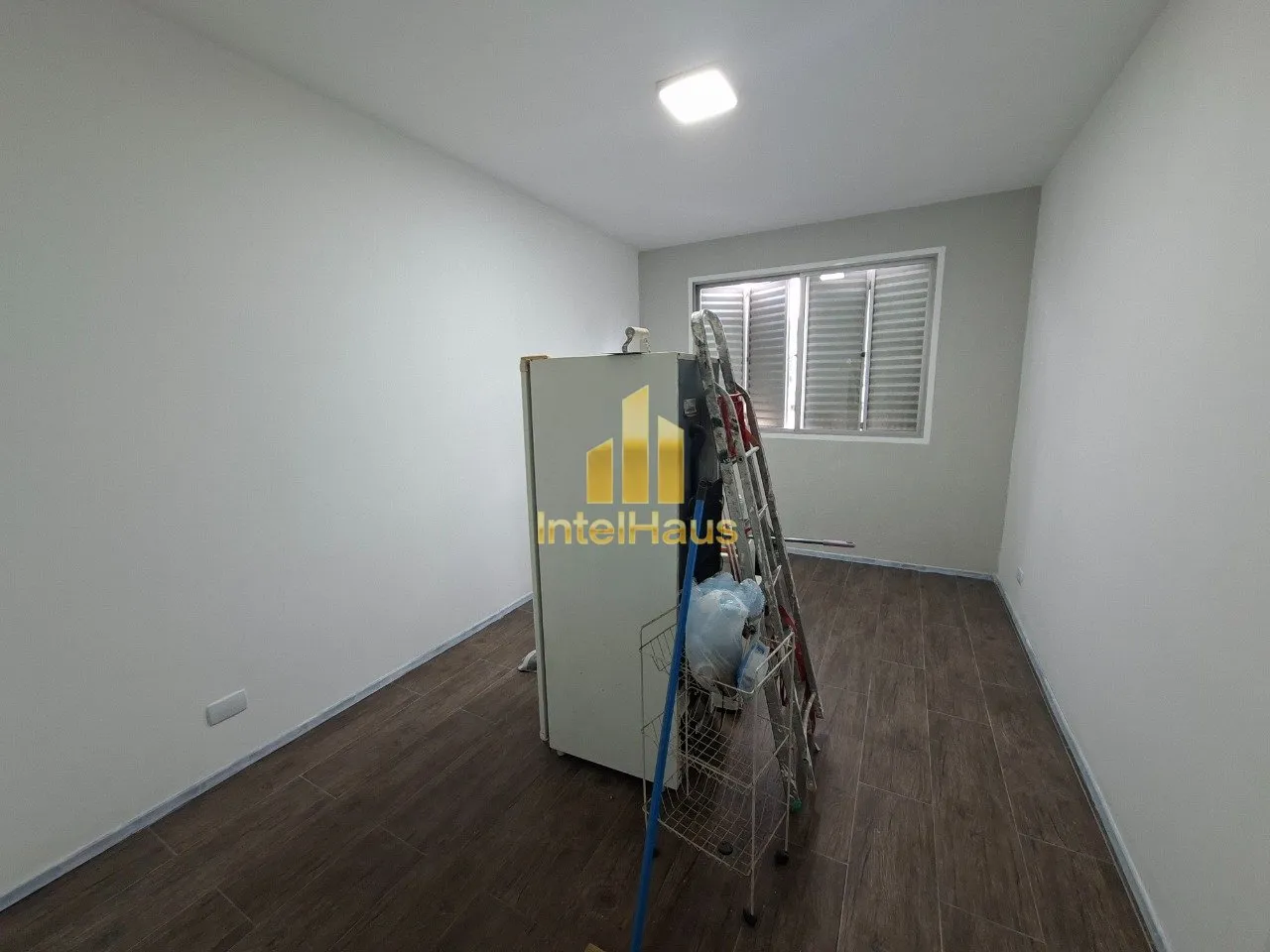 Imagem Apresentamos este excelente apartamento de frente no primeiro andar do Edifício Jalu. Situado na Ru...