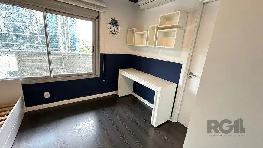 Imagem Apartamento 2 dormitórios, sendo 1 suíte, 77 m² de área privativa e 2 vaga(s) de garagem. Localizado na Rua Mario Antunes da Cunha, no bairro Petrópolis em Porto Alegre.