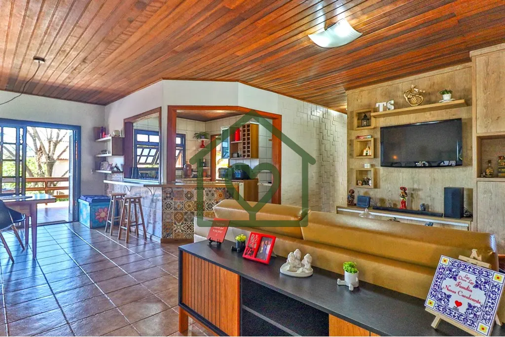 Casa à venda no bairro Hípica com 165 m2 de área privativa em terreno de 492 m2. O imóvel conta ...
