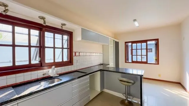 Imagem Casa térrea com 3 dormitórios, piscina, espaço gourmet com churrasqueira.