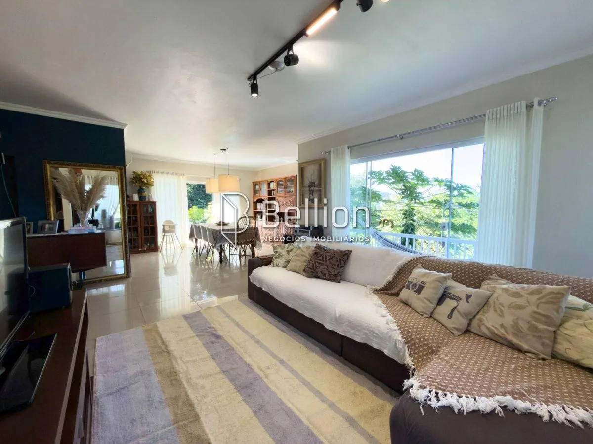 Imagem Casa semi mobiliada, com amplo terreno e piscina no Centro de Rio dos Cedros