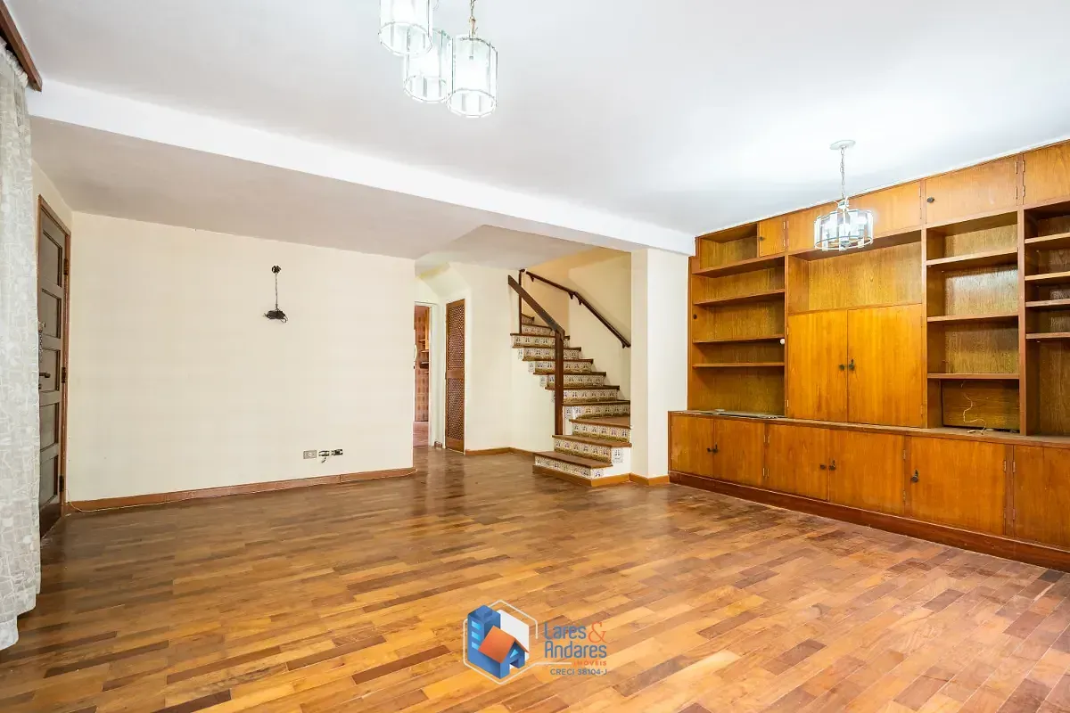 Imagem Sobrado para venda em Vila Santo Antônio com 6 quartos, sendo 1 suíte, 236m²