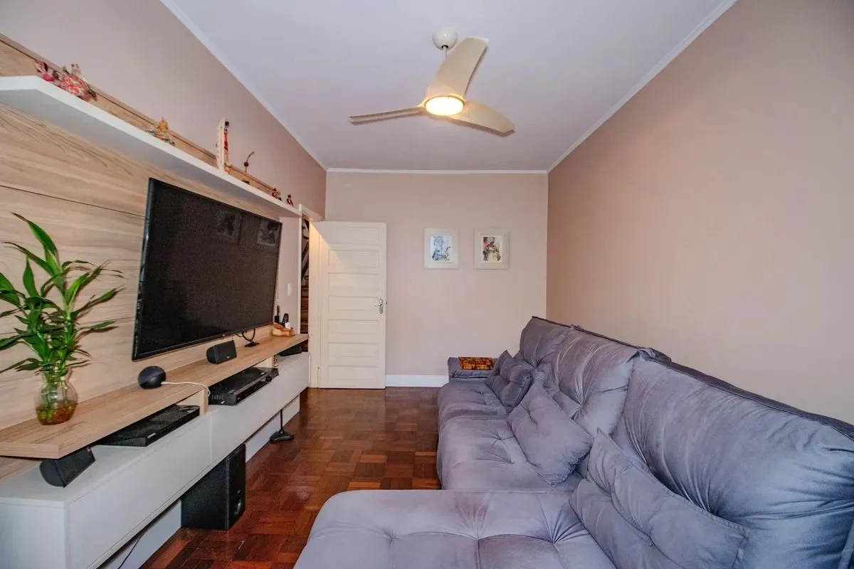 Imagem Casa Reformada com 5 Dormitórios e Amplo Pátio