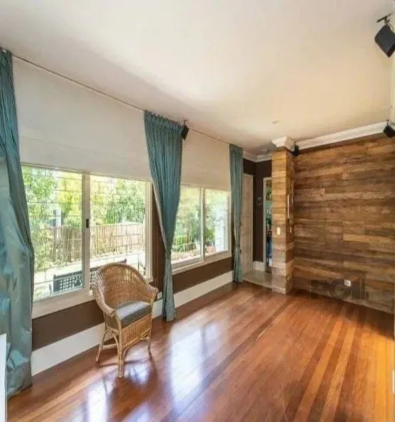 Imagem Excelente casa de 220m² com 3 dormitórios no bairro Tristeza.