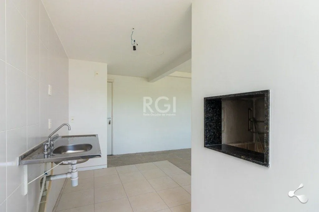 Imagem Vende apartamento, 03 dormitórios, living para dois ambientes, banheiro social, cozinha com churrasqueira e área de serviço e garagem.