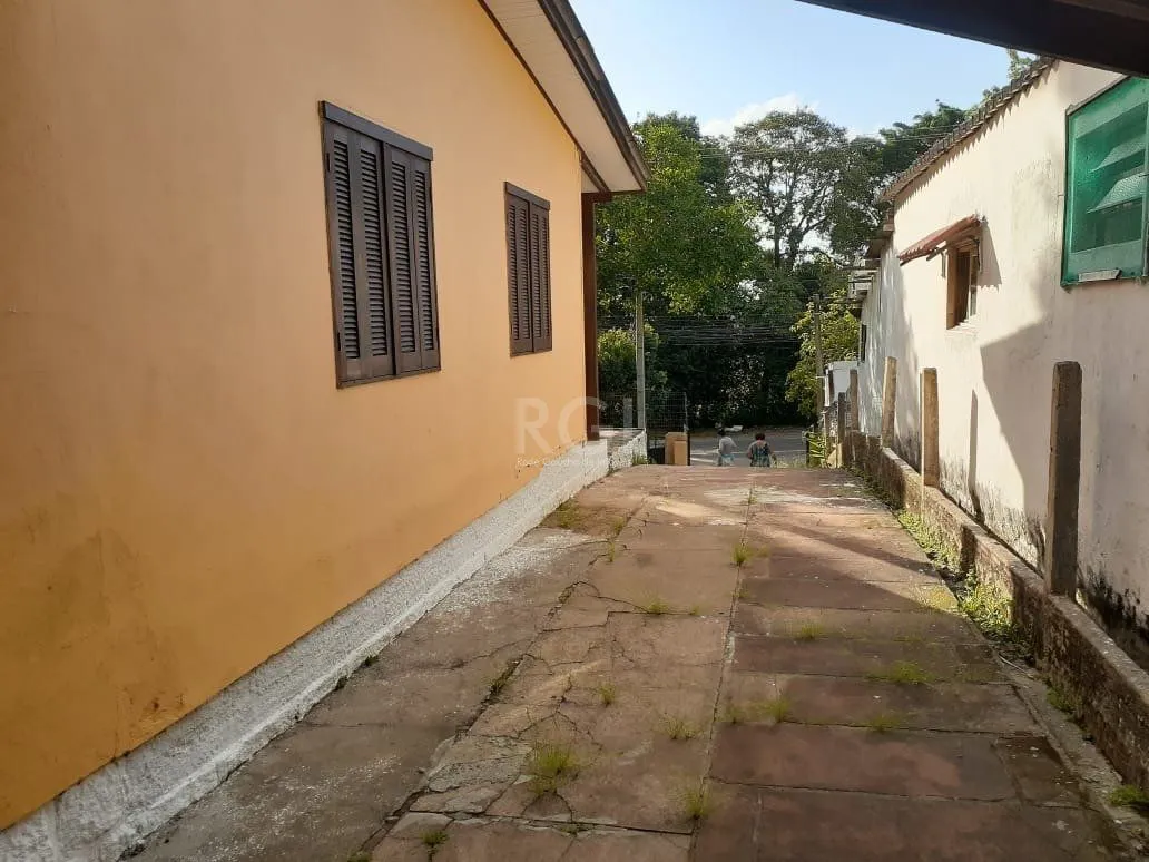 Imagem Casa para Venda - 80m², 2 dormitórios, 3 vagas - Belém Novo