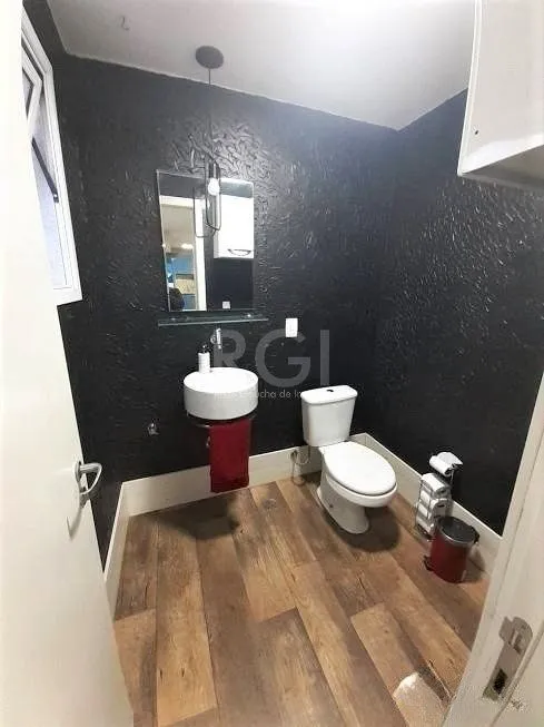 Imagem Casa com 233m², 2 dormitórios sendo 1 suíte, living com lareira, espaço gourmet com churrasqueira, pátio e 2 vagas de garagem no bairro Sarandi