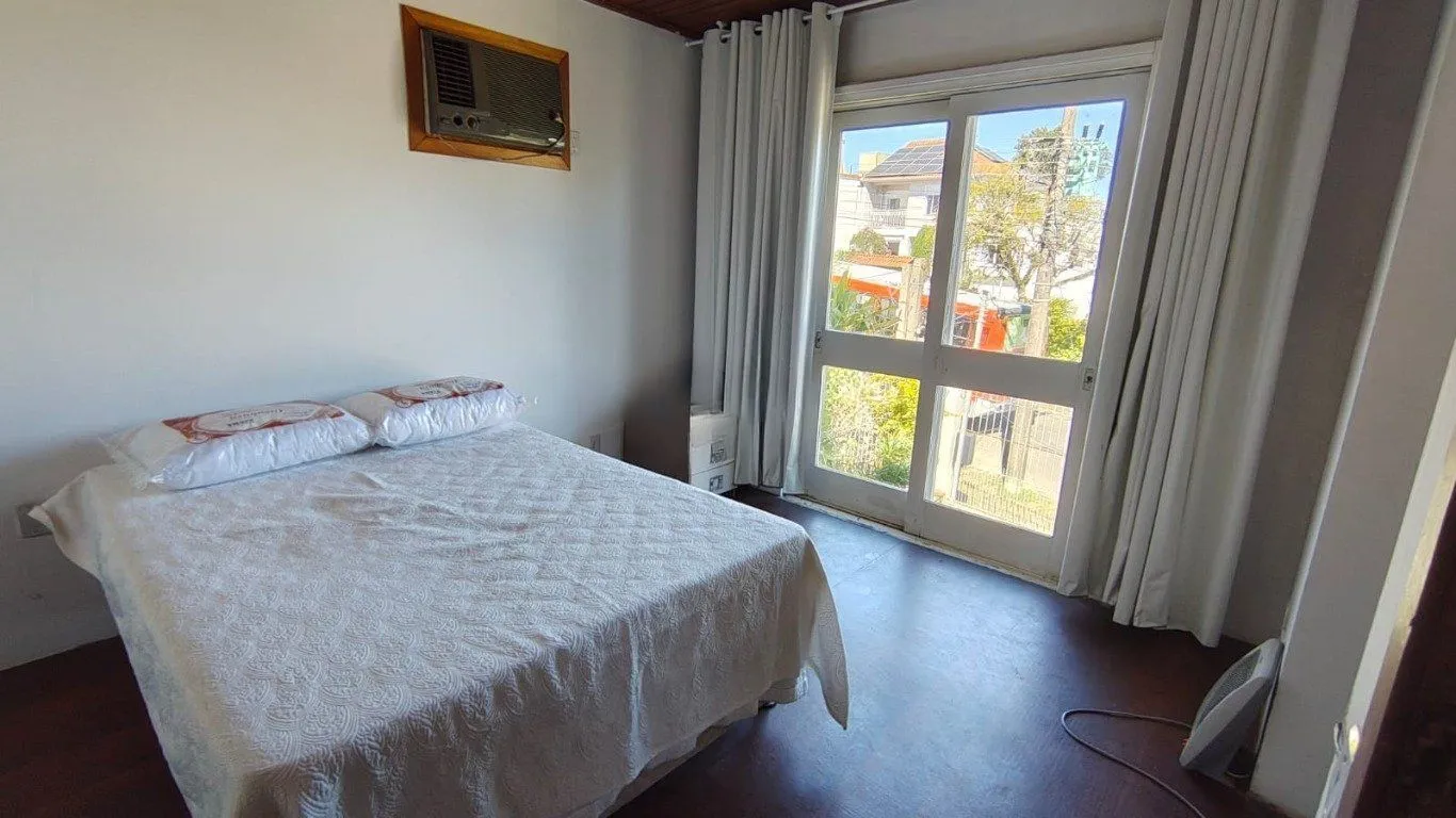 Imagem Casa de 3 dormitórios no bairro à venda em Vila Nova, Porto Alegre