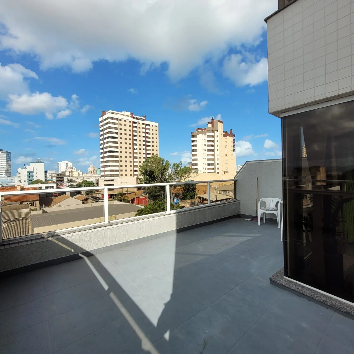 Imagem Apartamento com terraço, sacada, churrasqueira, 1 dor no Centro de Tramandaí