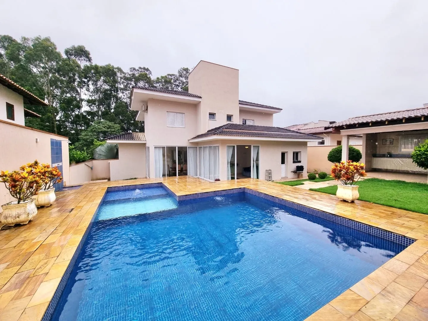 Imagem Casa à venda e locação 3 Suites, 2 Vagas, 700M², Socorro, Pindamonhangaba - SP | COLONIAL VILLAGE