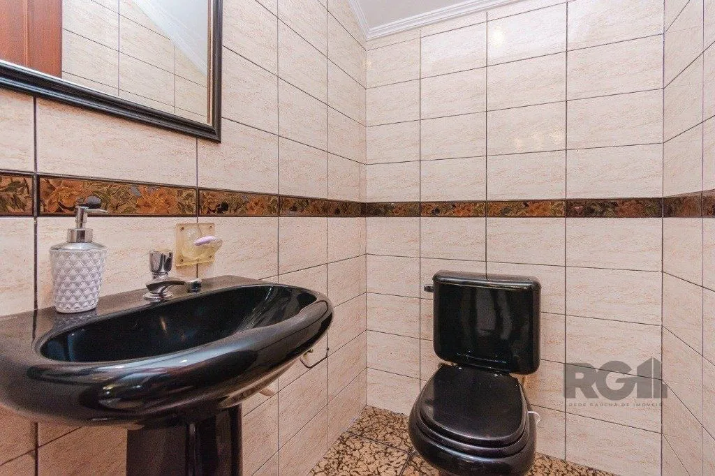 Imagem Casa com 4 dormitórios no bairro Morro Santana