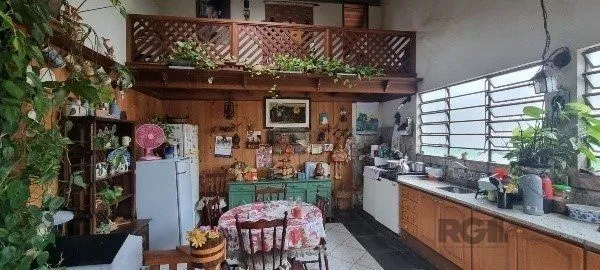 Imagem Vende-se ampla casa 6 quartos, 2 suítes, 5 vagas de garagem, churrasqueira e duas entradas individuais - 360m² - Chácara das Pedras