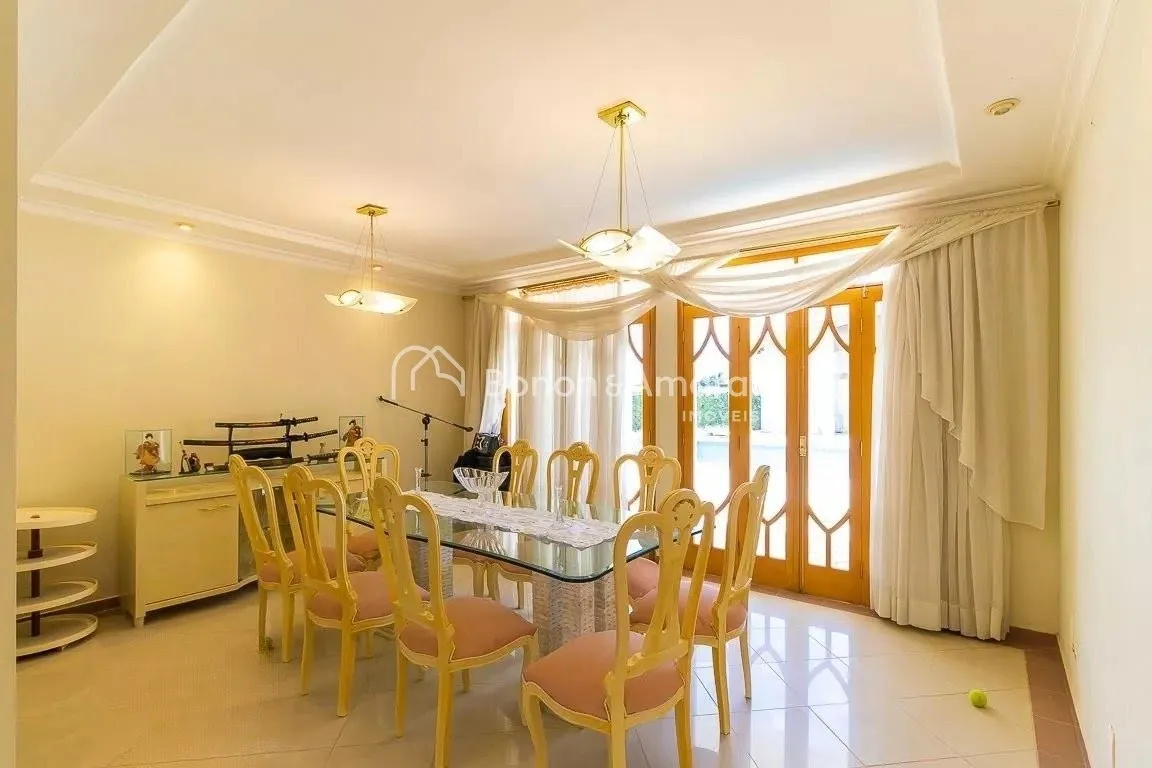 Imagem Casa em condomínio com 690m² e 5 quartos