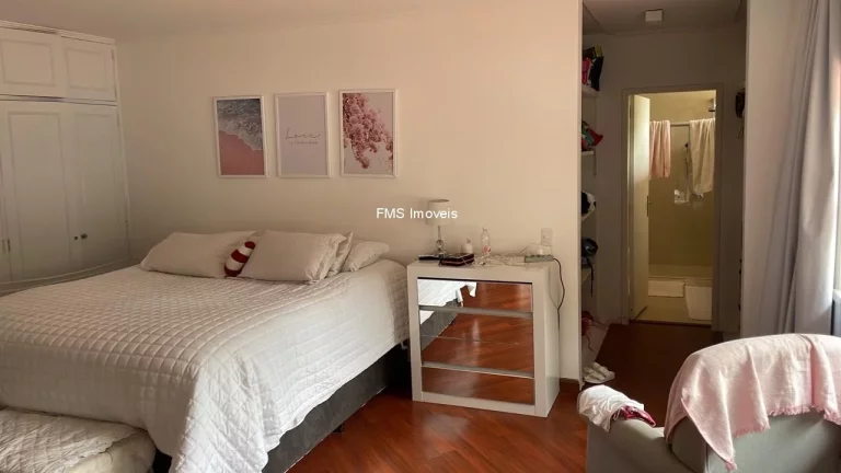 Imagem Casa de luxo à venda em São Paulo-SP, 4 quartos, 2 suítes, 3 salas, 5 banheiros, 6 vagas, 490m² no Alto de Pinheiros.