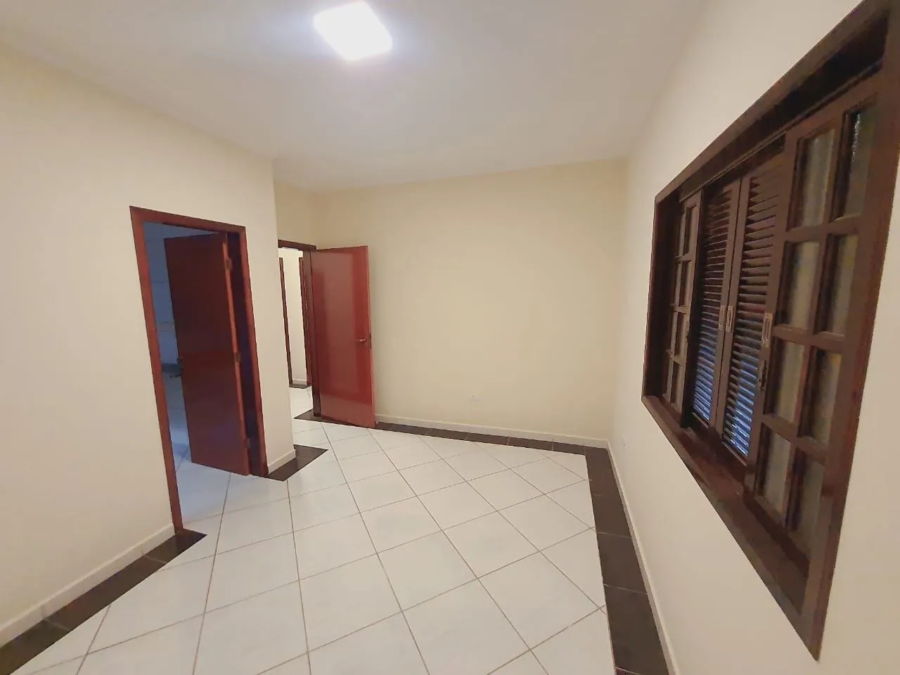 Imagem "Espaço e Conforto para sua família: Casa com Terreno inteiro, para venda e locação, 4 Dormitórios e Quintal Amplo à Venda"