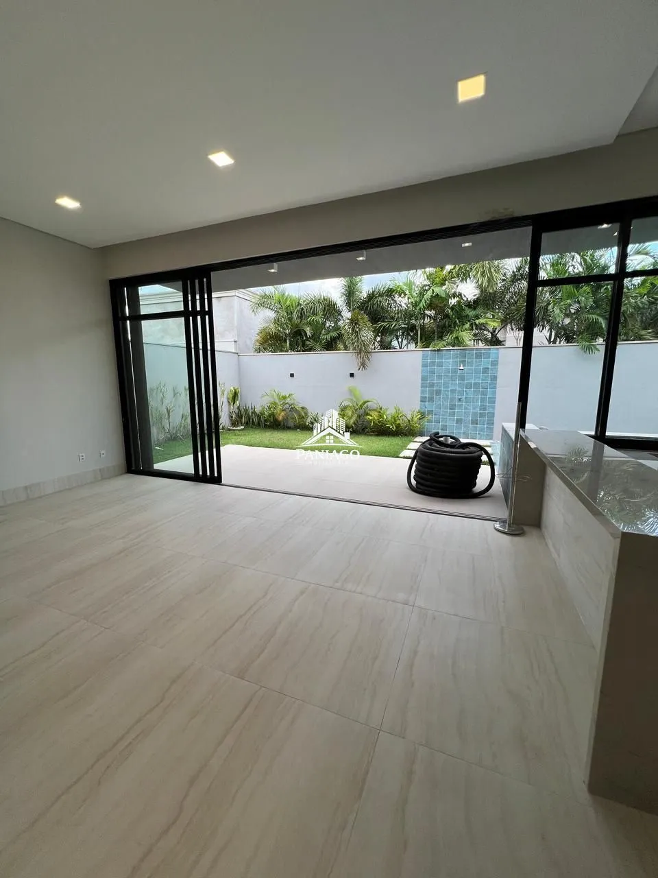Imagem Casa com 5 Quartos, 4 Suítes e Piscina à Venda no Villa Jardim