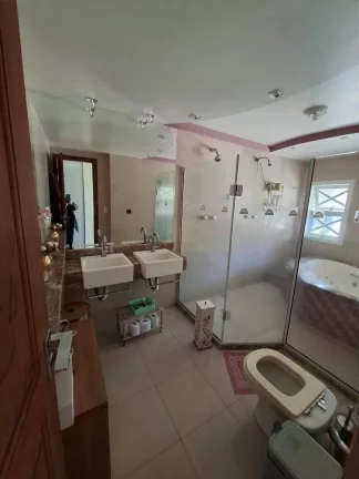 Imagem Vendo esta espetacular casa em Nova Friburgo. Próximo ao centro.