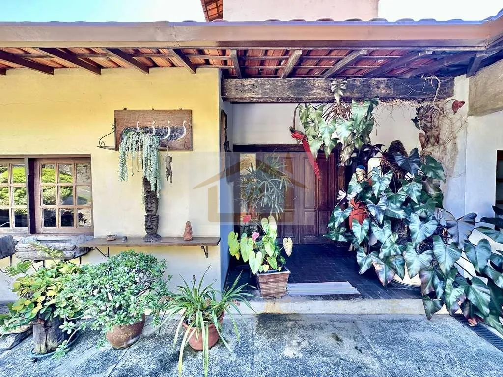 Imagem Rústica, TÉRREA em 4 lotes (1.880m²), 5 dormitórios / 3 suítes, piscina!