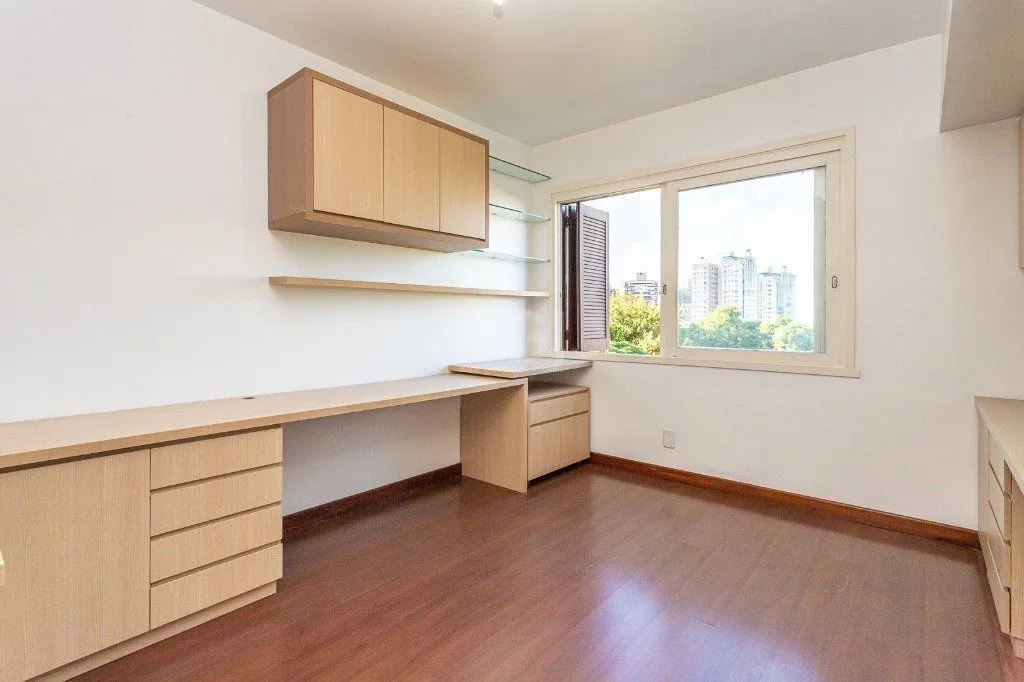 Imagem Apartamento no bairro Higienópolis com 190m² de 3 dormitórios e 2 vagas
