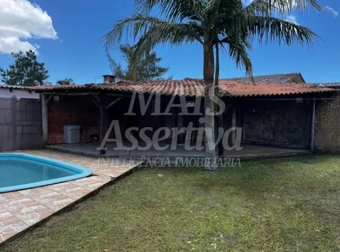 Imagem Ótima casa à venda em Tramandaí/RS - 3 dormitórios, piscina e 2 vagas