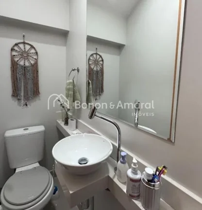 Imagem Sobrado com 84m², com 3 quartos sendo 1 suíte, com ambientes muito bem distribuídos, em condomín...