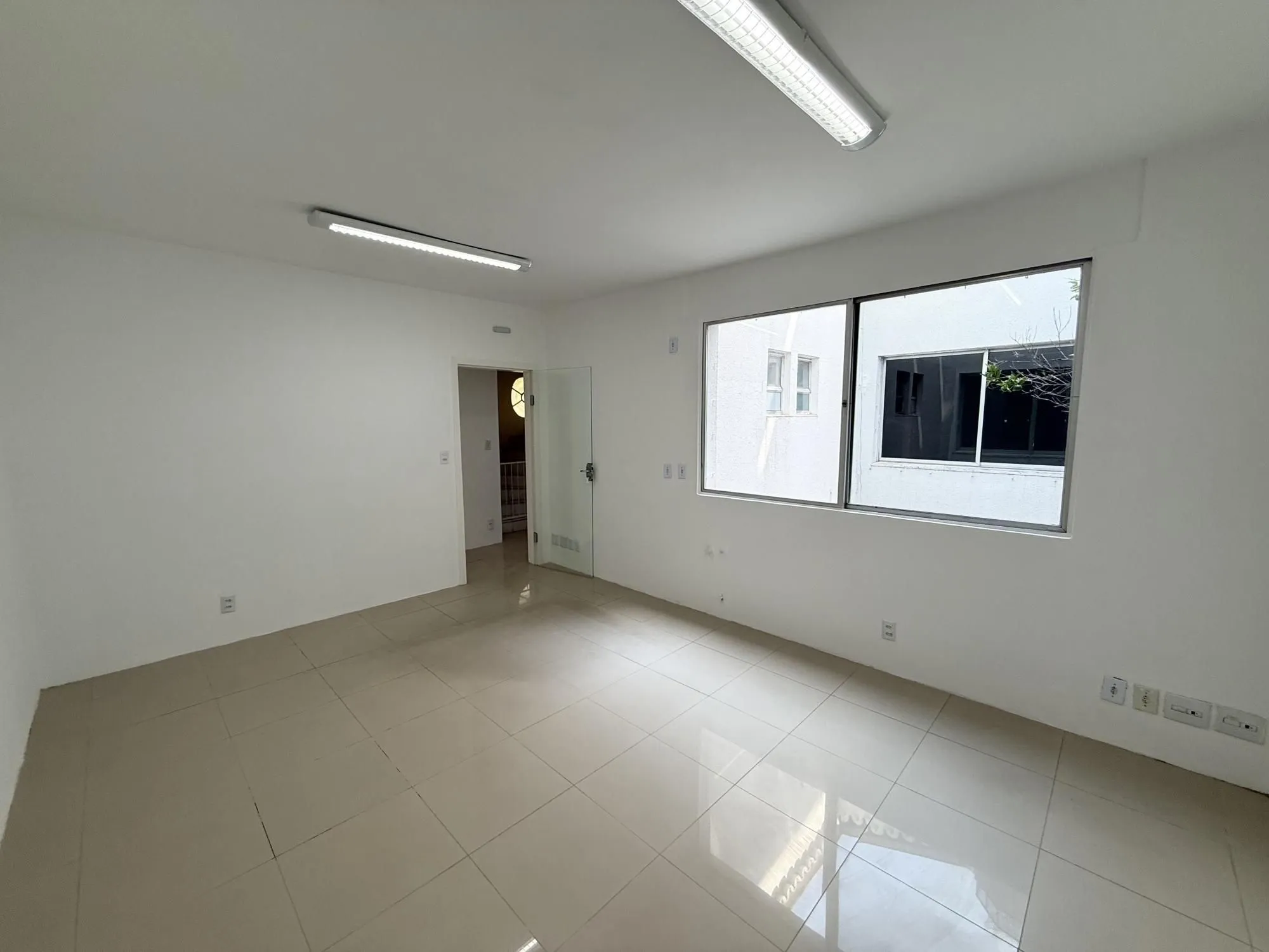 Imagem MÁFFER IMÓVEIS ALUGA - CASA COMERCIAL OU RESIDENCIAL NA AUXILIADORA Rua Marcelo Gama - Bairro Auxiliadora | Porto Alegre/RS