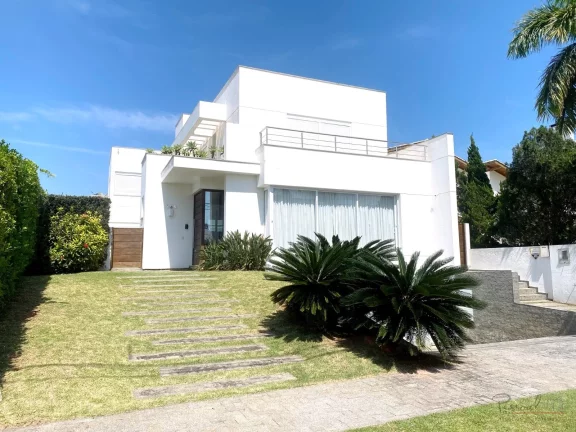 Imagem Belíssima casa com 4 Suites, 6 vagas cobertas  em Jurere Internacional a poucos passos da Praia. T...