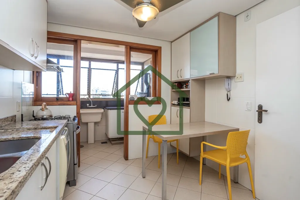 Imagem Apartamento semimobiliado com 132,8 m2 em andar alto, privilegiado por luz natural abundante. A áre...