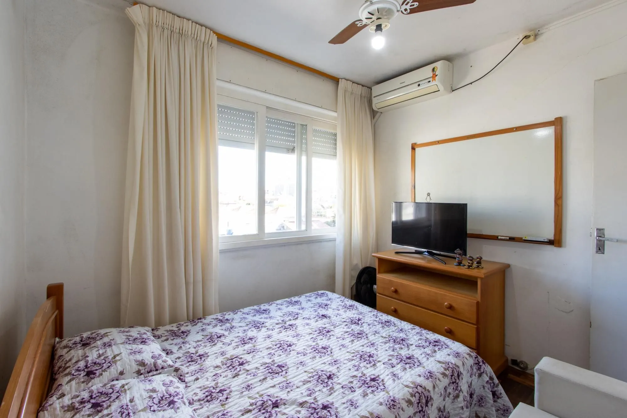 Imagem Apartamento de 3 dormitórios com uma vaga de garagem à venda no bairro Menino Deus - Porto Alegre