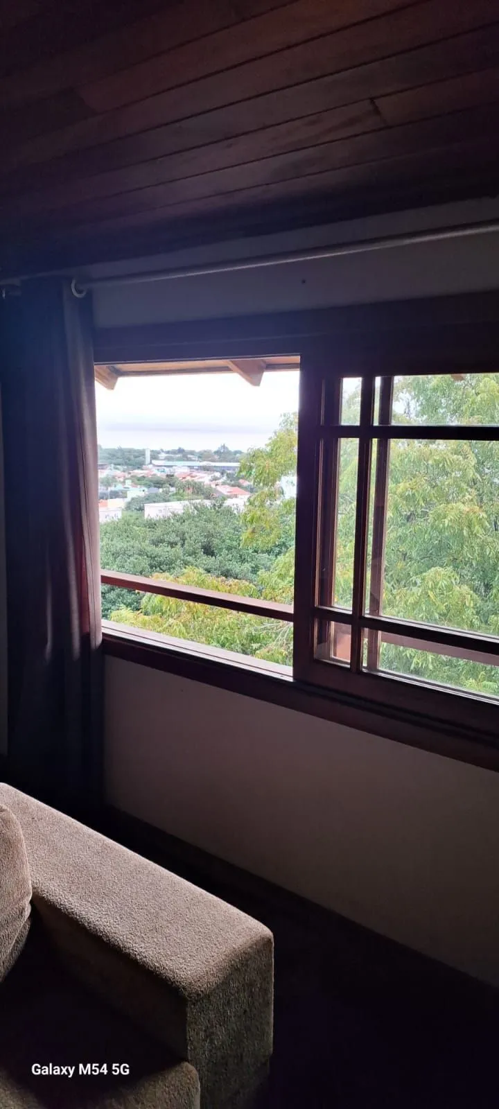 Imagem Casa com 3 dormitórios, no bairro Ipanema, zona sul de Porto Alegre, RS.
