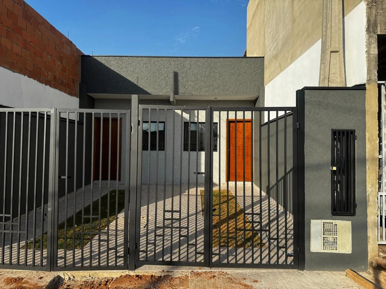 Imagem Casa nova, construída em 2025, 51,90 m² de área construída, 2 dormitórios, 1 banheiro, sala, cozinha, área de serviço e garagem para 1 carro e 1 noto.