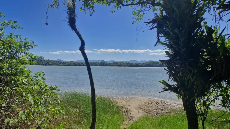Imagem Terreno Único com Vista Deslumbrante para a Lagoa e Montanhas!